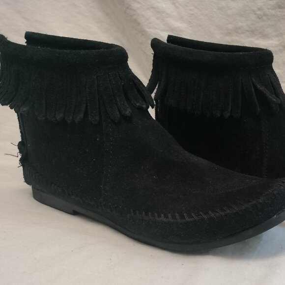 Minnetonka Suede Back Zipper Bootie - Hardsole -  Black - Picture 1 of 8